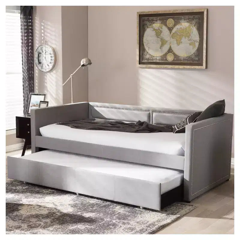 Baxton Studio Raymond lit de repos/canapé moderne et contemporain en tissu, avec garniture cloutée, avec lit gigogne escamotable, gris : cadre en bois d'hévéa