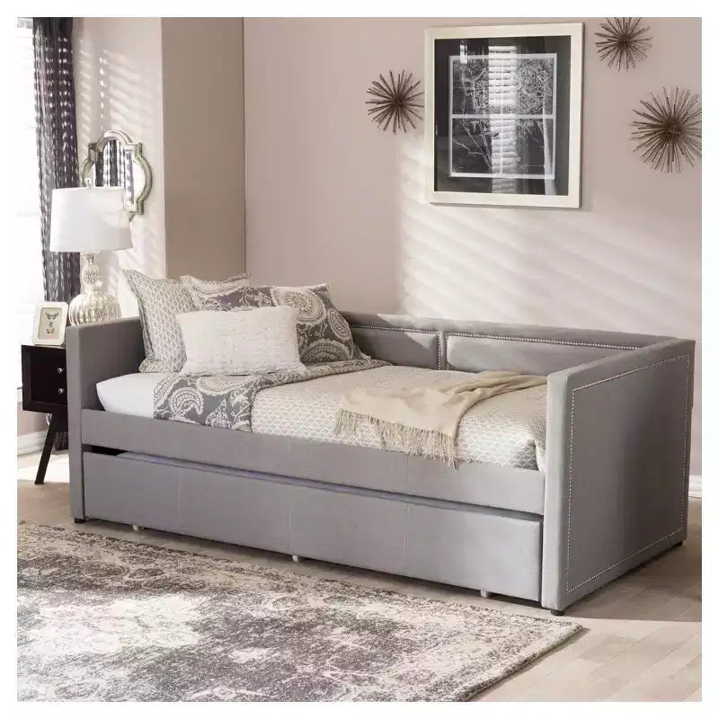 Baxton Studio Raymond lit de repos/canapé moderne et contemporain en tissu, avec garniture cloutée, avec lit gigogne escamotable, gris : cadre en bois d'hévéa
