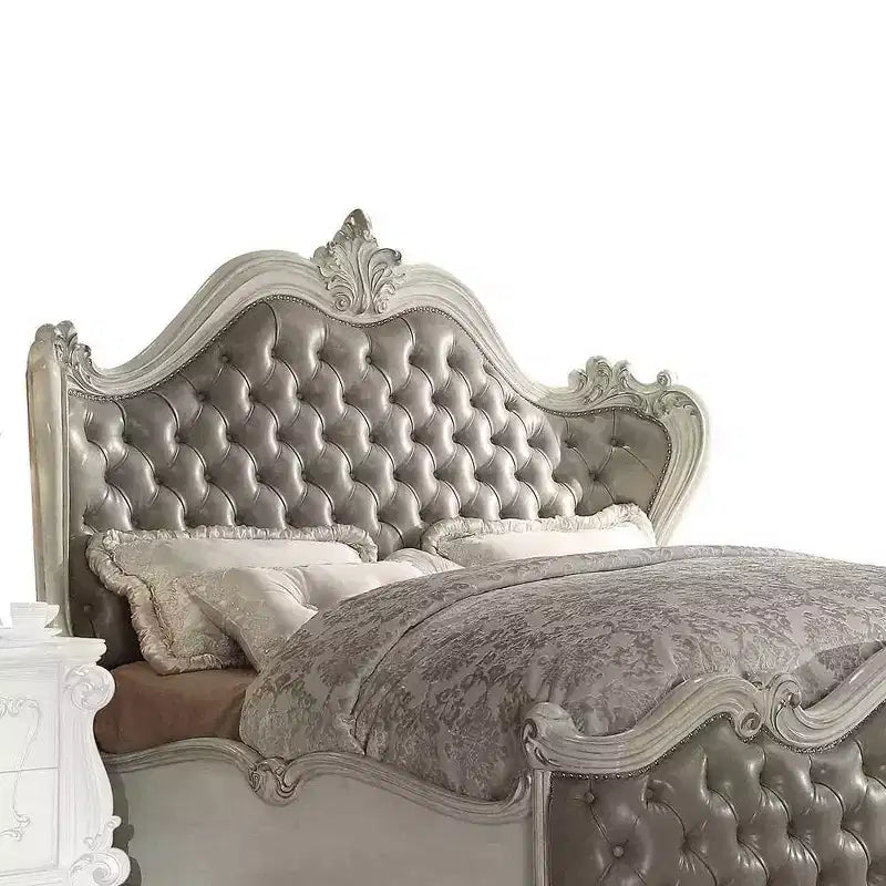 Lit Queen Size 95" Versailles en cuir synthétique gris vintage et finition blanc cassé - Acme Furniture