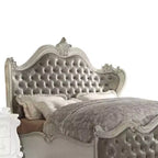 Lit Queen Size 95" Versailles en cuir synthétique gris vintage et finition blanc cassé - Acme Furniture