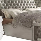 Lit Queen Size 95" Versailles en cuir synthétique gris vintage et finition blanc cassé - Acme Furniture