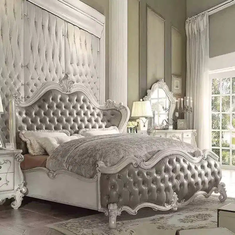 Lit Queen Size 95" Versailles en cuir synthétique gris vintage et finition blanc cassé - Acme Furniture