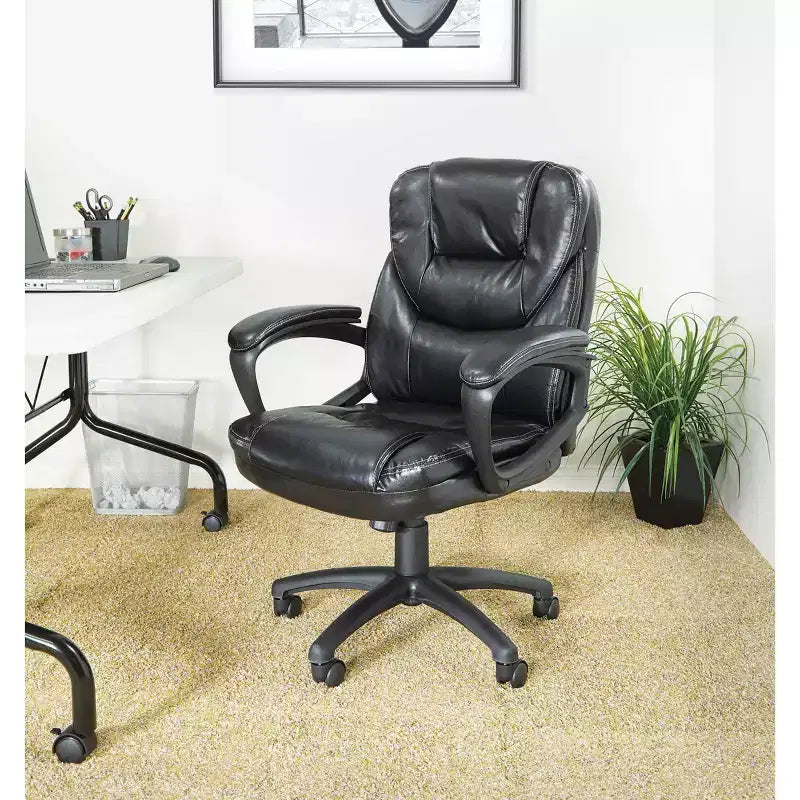 Fauteuil de bureau en similicuir avec accoudoirs rembourrés - OSP Home Furnishings