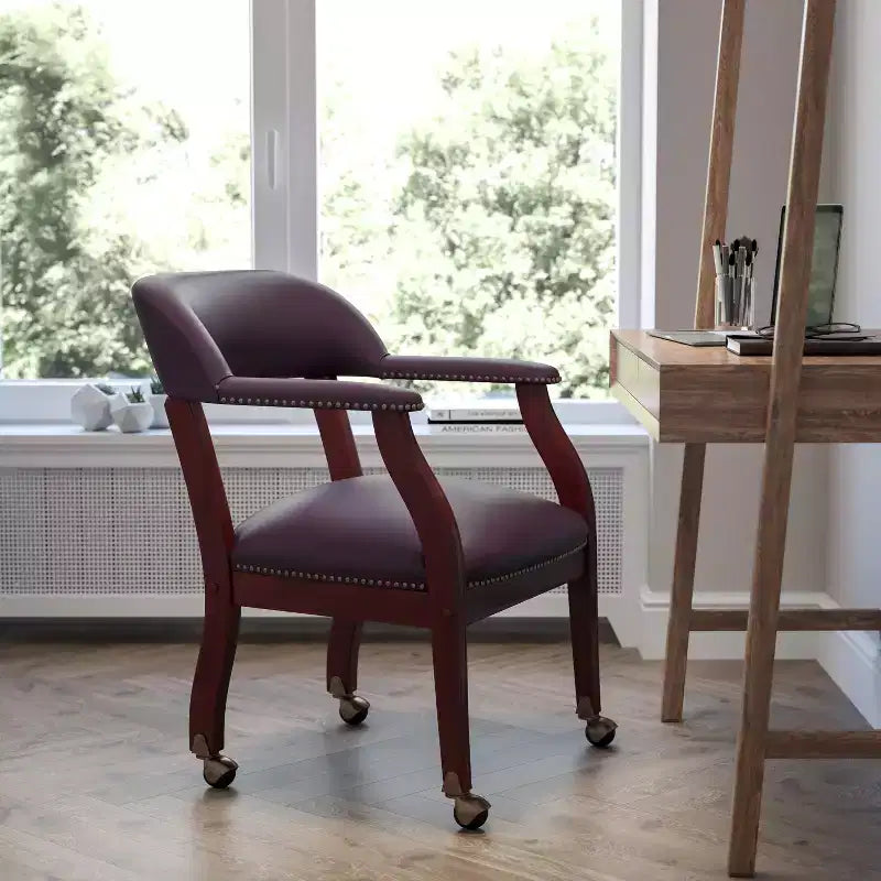 Fauteuil de conférence Emma et Oliver avec clous décoratifs et roulettes