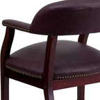 Fauteuil de conférence Emma et Oliver avec clous décoratifs et roulettes