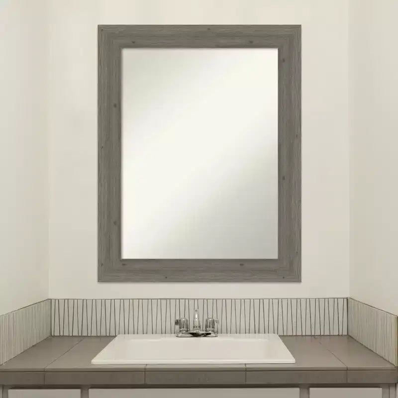 Amanti Art Miroir mural de salle de bain en bois gris Fencepost, étroit, non biseauté, 28,5 x 22,5 po