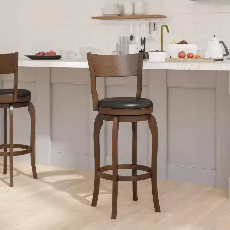 Tabouret de bar pivotant Emma et Oliver de style pub classique en bois avec siège rembourré en similicuir