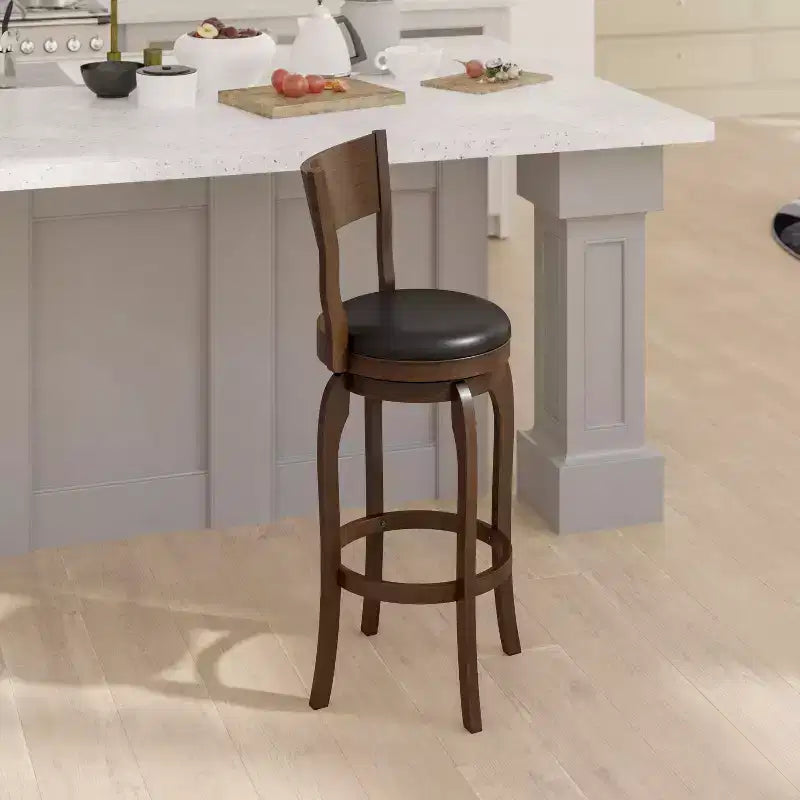 Tabouret de bar pivotant Emma et Oliver de style pub classique en bois avec siège rembourré en similicuir