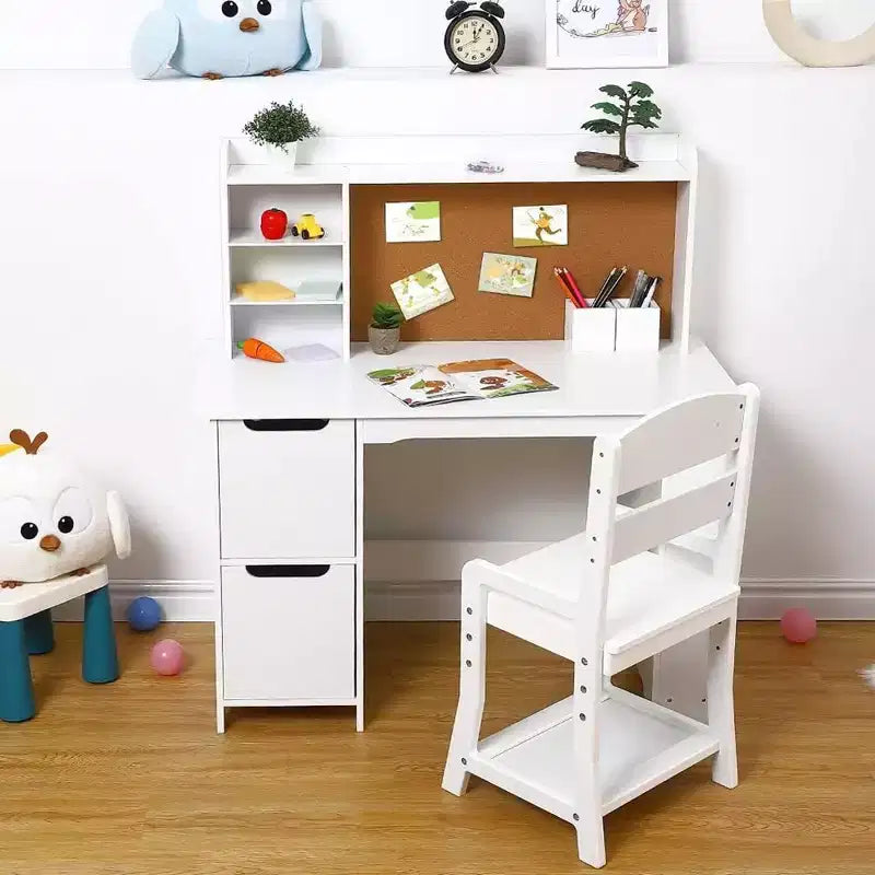 Bureau d'étude en bois pour enfants avec chaise, étagère, tableau d'affichage et armoires, blanc