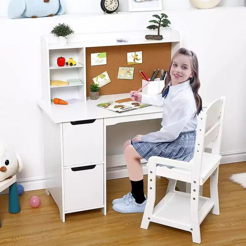 Bureau d'étude en bois pour enfants avec chaise, étagère, tableau d'affichage et armoires, blanc