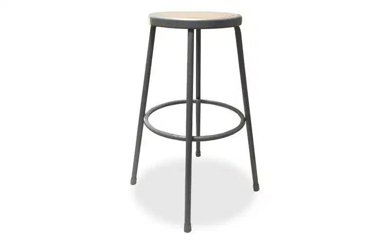 Tabouret d'atelier industriel en métal Alera, sans dossier, supporte jusqu'à 136 kg, hauteur d'assise 76 cm, assise marron, piètement gris
