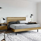 Tête de lit en bois manufacturé au fini chêne avec dessus en rotin naturel, très grand lit ou grand lit